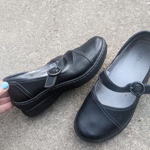 Women's L.L. Bean Black Leather Mary Janes 6M
